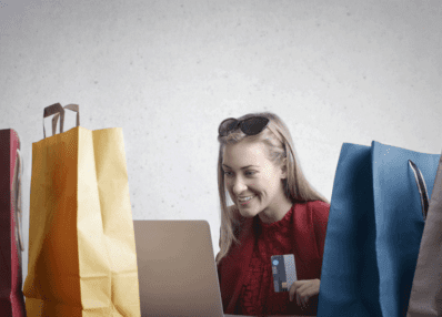 Femme heureuse devant un site e commerce